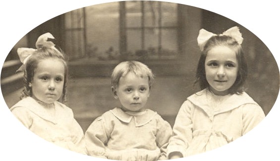 1920 - Lucy DeVenezia Scala(4),Orazio DeVenezia(2) and Colette DeVenezia Siano(5) - Scher Studio, 68 Belleville Ave, Newark, NJ